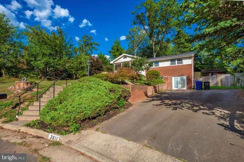 3911 Brenda Ln, Annandale, VA 22003