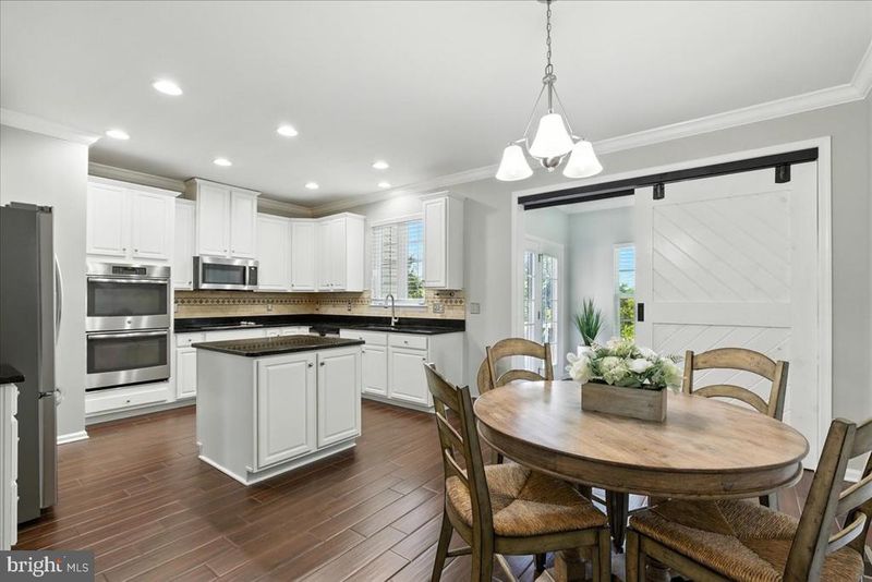 7093 Kona Dr, Gainesville, VA 20155