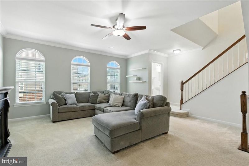 7093 Kona Dr, Gainesville, VA 20155