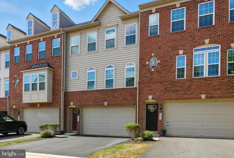 7093 Kona Dr, Gainesville, VA 20155