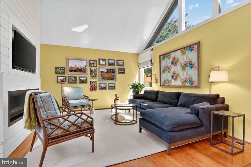 2410 Nottingham Dr, Falls Church, VA 22043