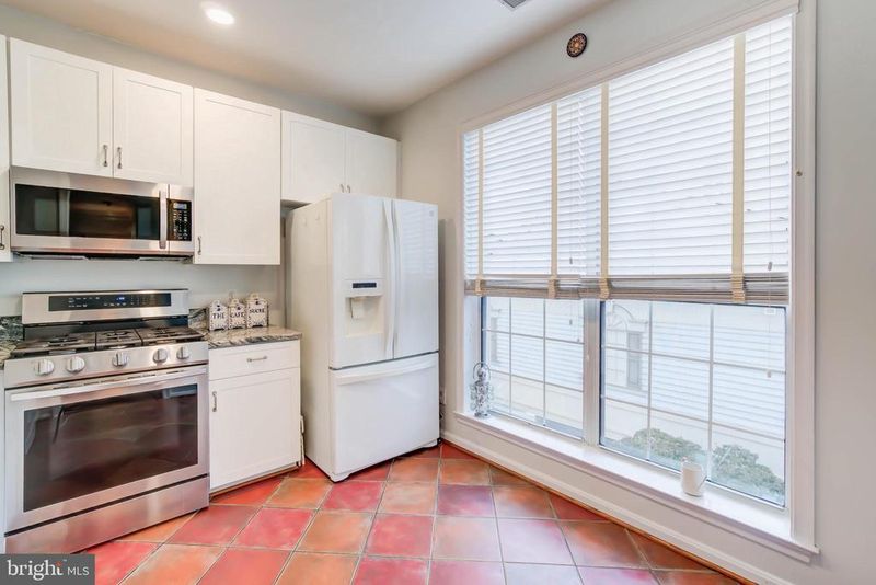 1919 Kenwood Ave #304, Alexandria, VA 22302