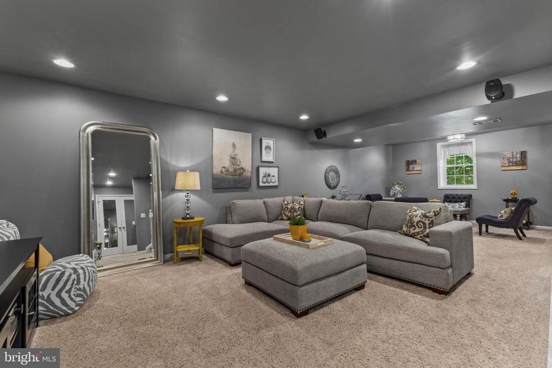 9923 Bagpipe Ct, Bristow, VA 20136