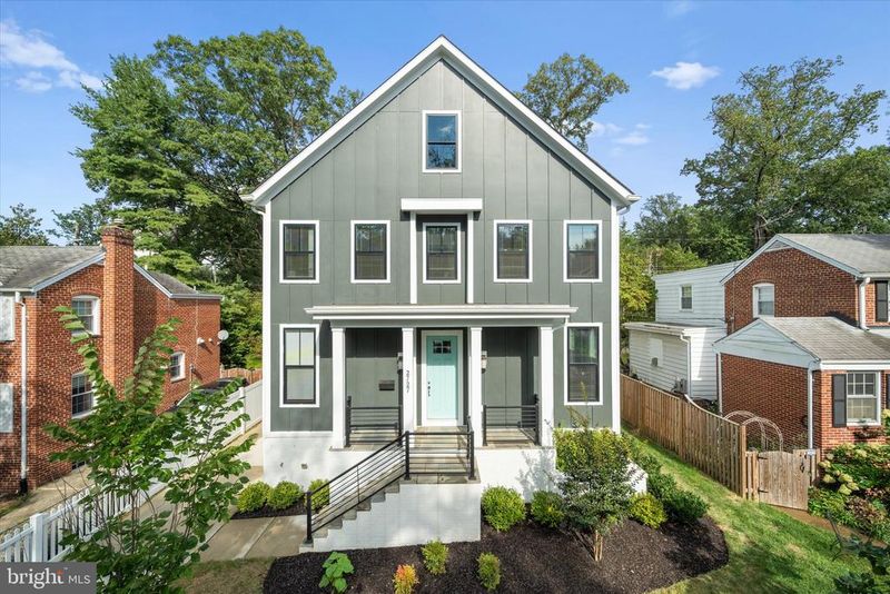 2727 N George Mason Dr, Arlington, VA 22207