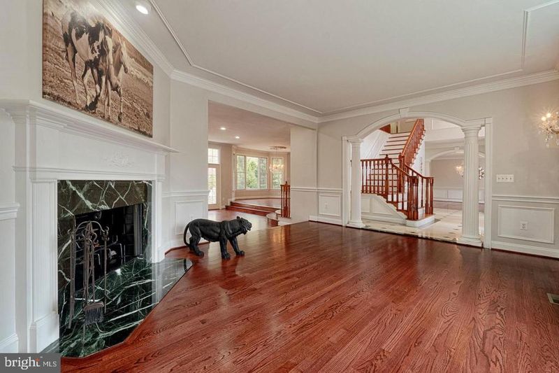 10618 Beach Mill Rd, Great Falls, VA 22066