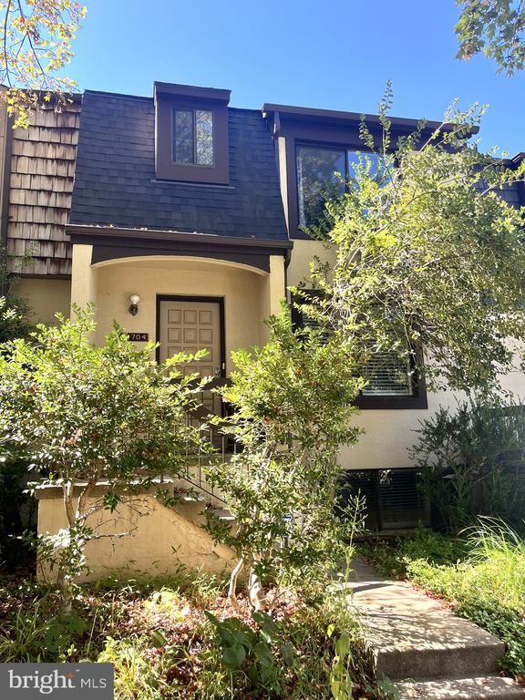 10704 Muirfield Dr, Potomac, MD 20854