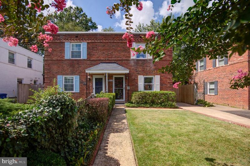 850 S Irving St, Arlington, VA 22204