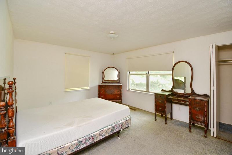 1058 E Thornhill Pl, Frederick, MD 21703