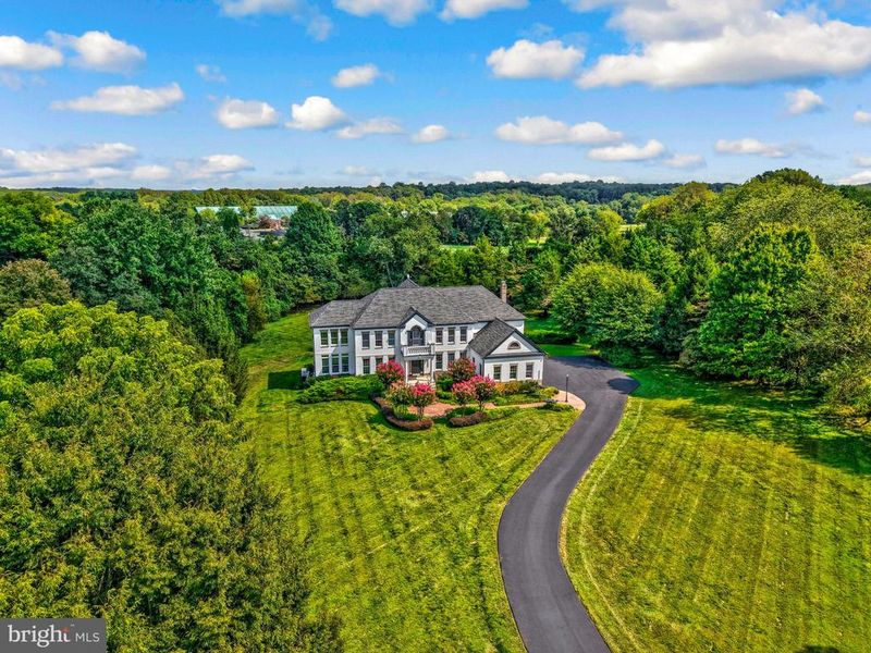 401 Walker Rd, Great Falls, VA 22066