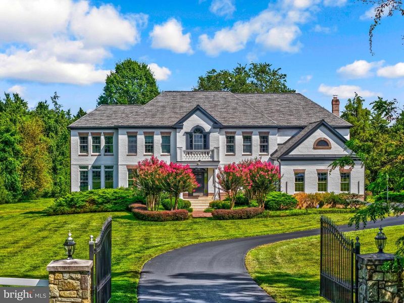 401 Walker Rd, Great Falls, VA 22066