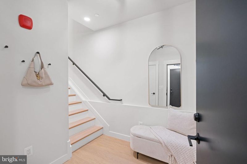 733 8th St SE #301, Washington, DC 20003