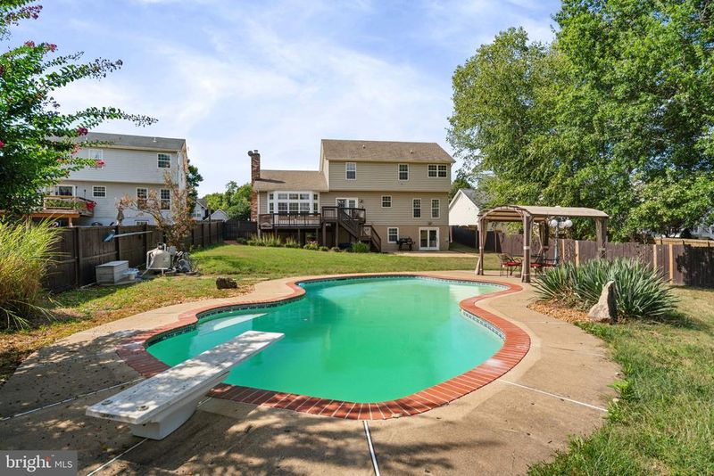 6 Whitestone Dr, Stafford, VA 22556