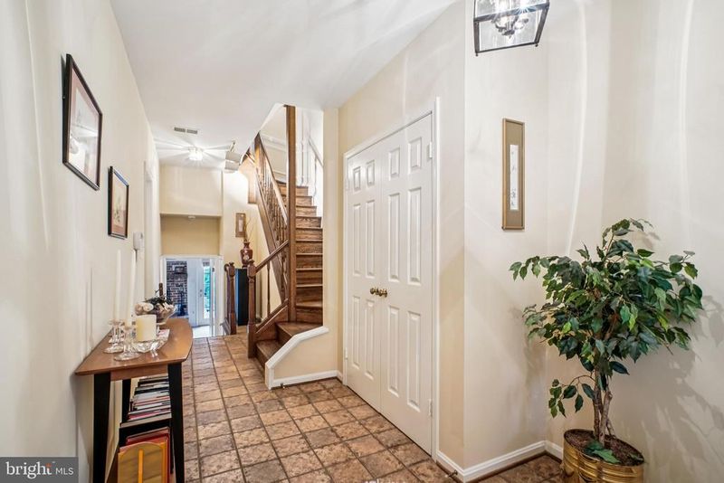 5936 Munson Ct, Falls Church, VA 22041