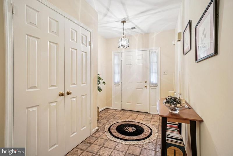 5936 Munson Ct, Falls Church, VA 22041