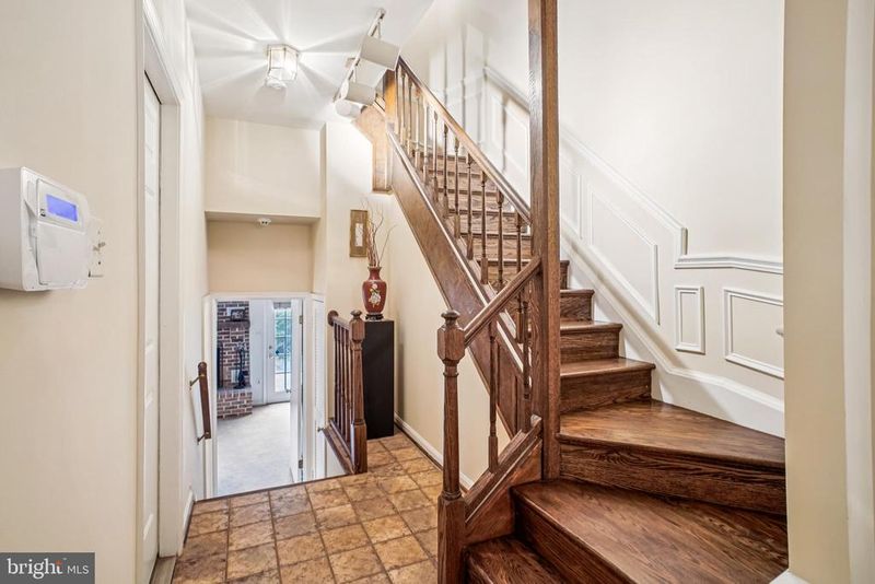 5936 Munson Ct, Falls Church, VA 22041