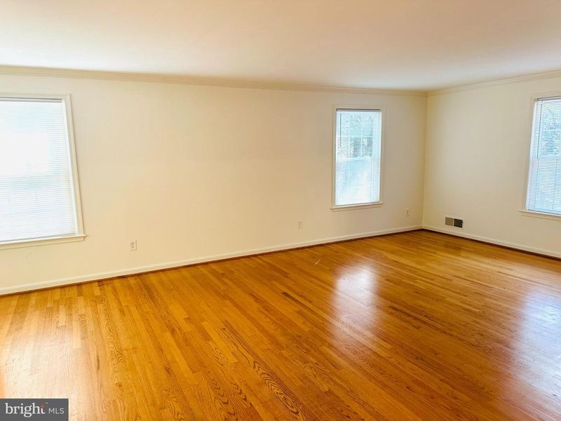 8729 Belmart Rd, Potomac, MD 20854