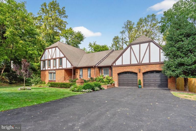 7054 Idylwood Rd, Falls Church, VA 22043