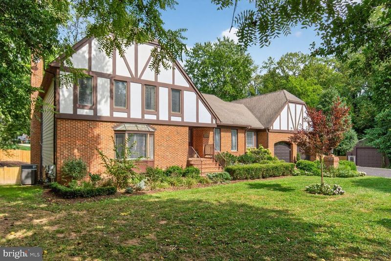 7054 Idylwood Rd, Falls Church, VA 22043