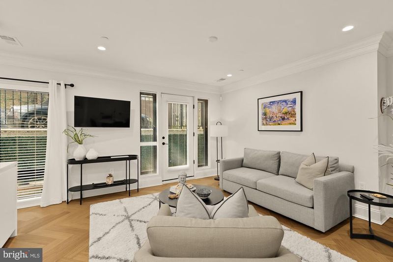 2630 39th St NW #1, Washington, DC 20007