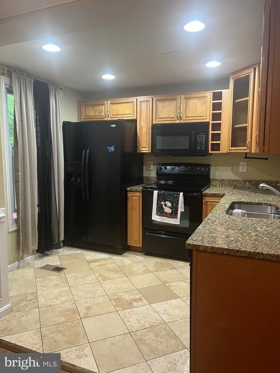 370 Shady Glen Dr, Capitol Heights, MD 20743