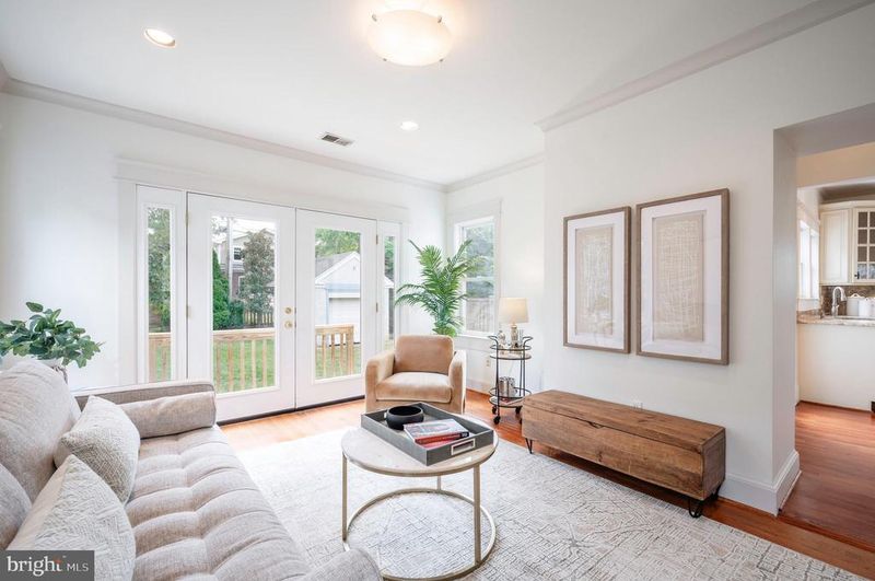 104 W Myrtle St, Alexandria, VA 22301