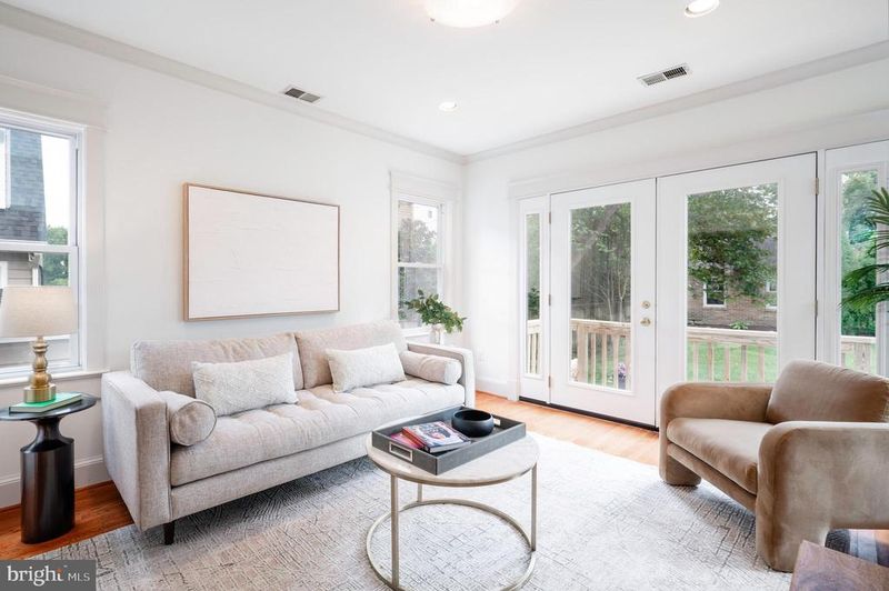 104 W Myrtle St, Alexandria, VA 22301