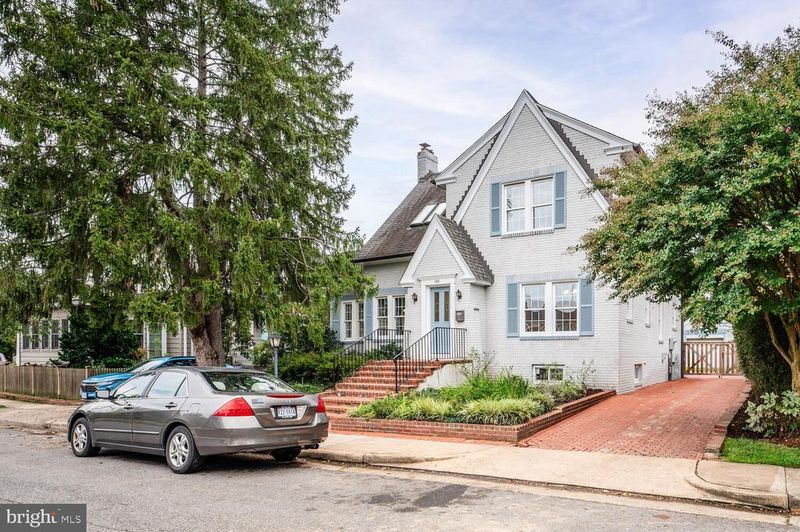 104 W Myrtle St, Alexandria, VA 22301