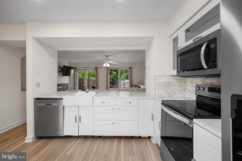 6 Sugarland Square Ct, Sterling, VA 20164