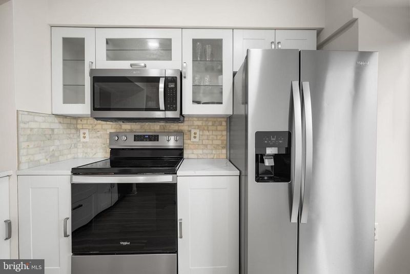 6 Sugarland Square Ct, Sterling, VA 20164