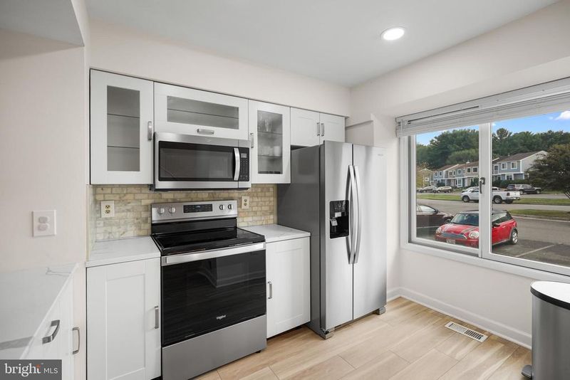 6 Sugarland Square Ct, Sterling, VA 20164