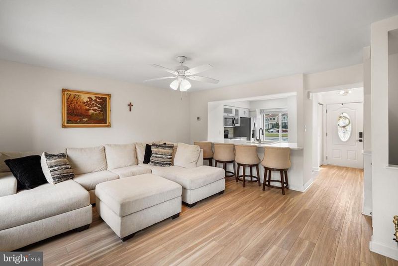 6 Sugarland Square Ct, Sterling, VA 20164