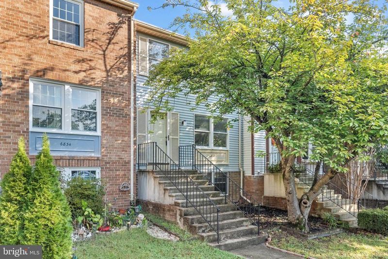 6832 Heatherway Ct, Alexandria, VA 22315