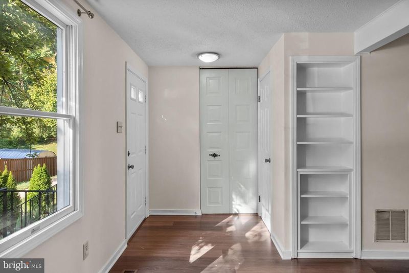6832 Heatherway Ct, Alexandria, VA 22315