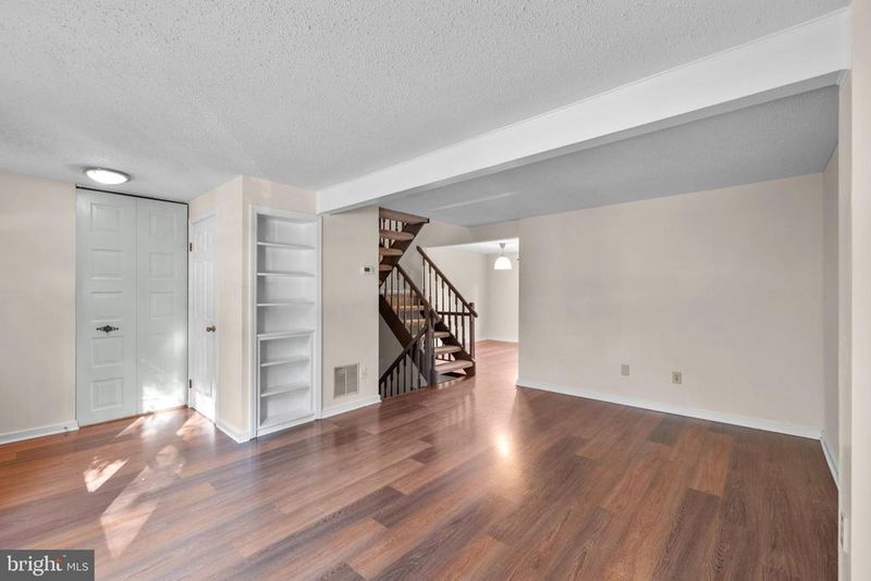 6832 Heatherway Ct, Alexandria, VA 22315