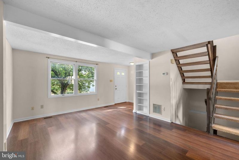 6832 Heatherway Ct, Alexandria, VA 22315