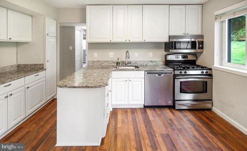 1661 Parkcrest Cir #100, Reston, VA 20190