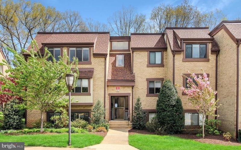 1661 Parkcrest Cir #100, Reston, VA 20190