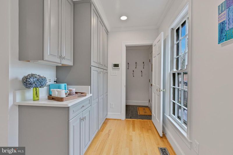 1340 N Lynnbrook Dr, Arlington, VA 22201