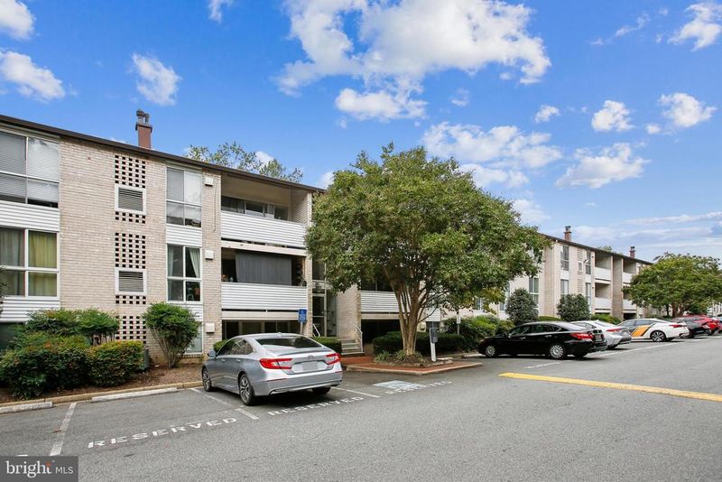 5608 Bloomfield Dr #204, Alexandria, VA 22312