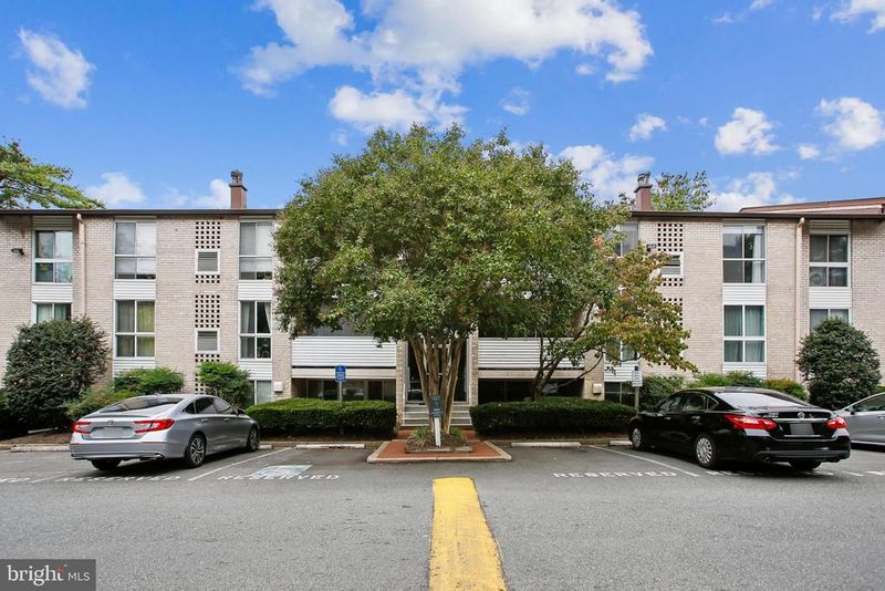 5608 Bloomfield Dr #204, Alexandria, VA 22312