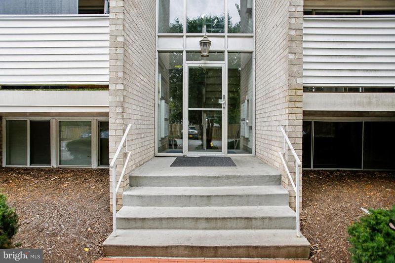 5608 Bloomfield Dr #204, Alexandria, VA 22312