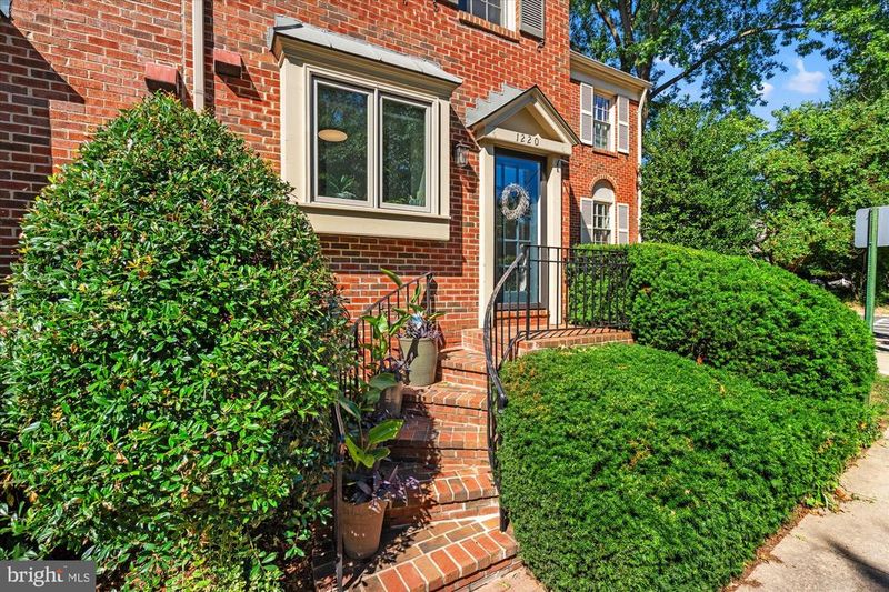 1220 W Abingdon Dr W, Alexandria, VA 22314