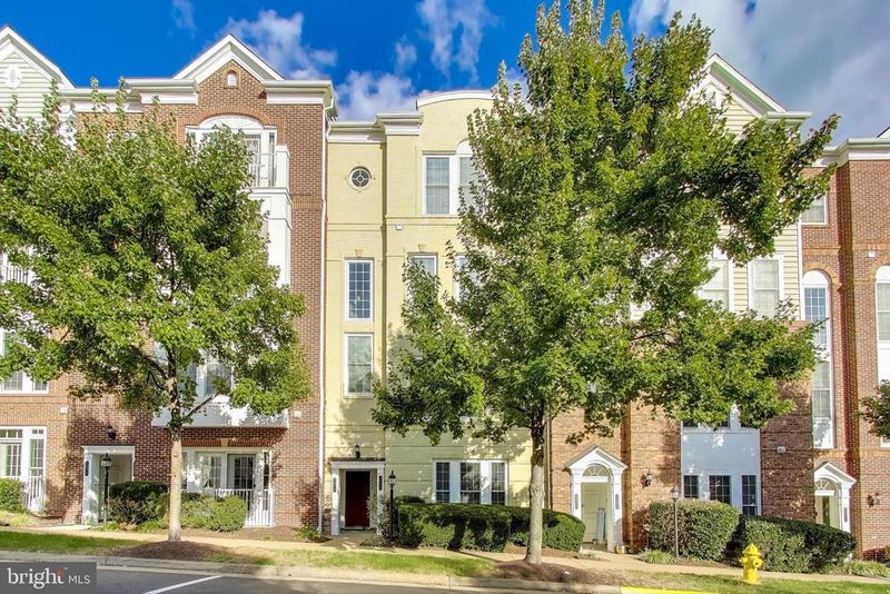 2400 Brookmoor Ln, Woodbridge, VA 22191