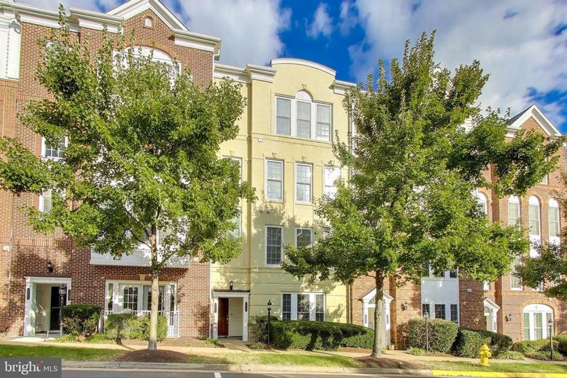 2400 Brookmoor Ln, Woodbridge, VA 22191