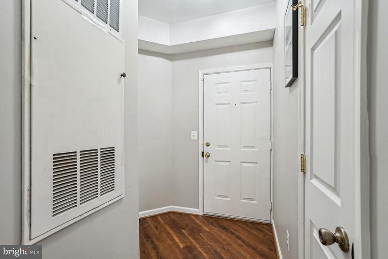 5908 Founders Hill Dr #101, Alexandria, VA 22310