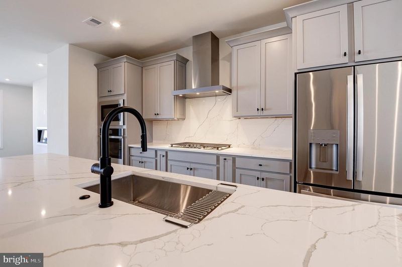 42225 Shining Star Sq, Brambleton, VA 20148