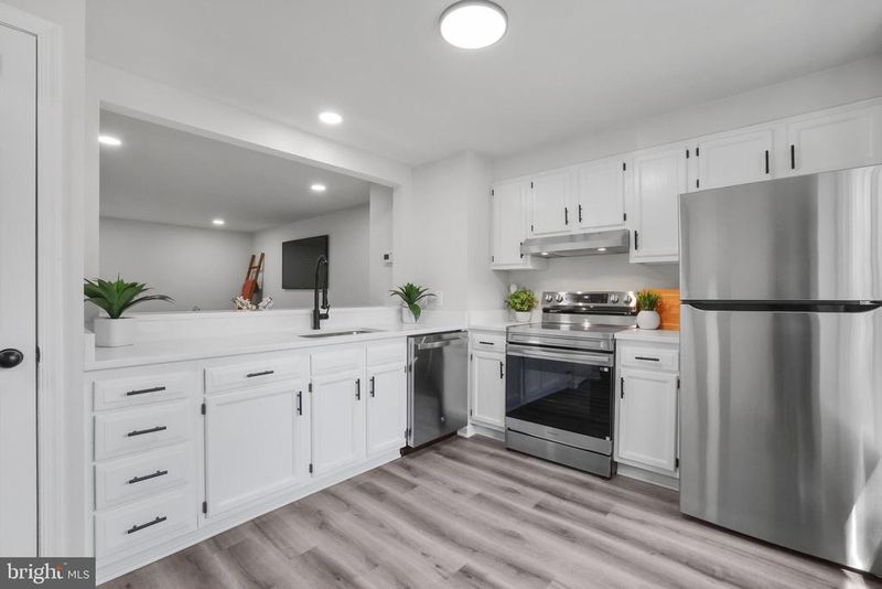 11 Seek Ct, Takoma Park, MD 20912