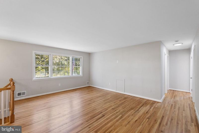 2892 Balmoral Dr, Rockville, MD 20850