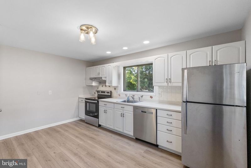 2892 Balmoral Dr, Rockville, MD 20850