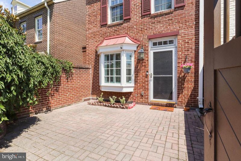 568 N Saint Asaph St N, Alexandria, VA 22314
